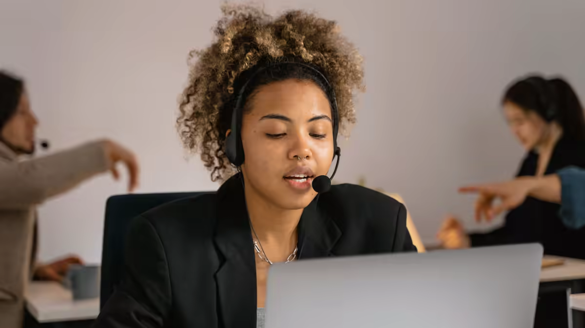 Xatbot o persona: què convé automatitzar en atenció al client i què no