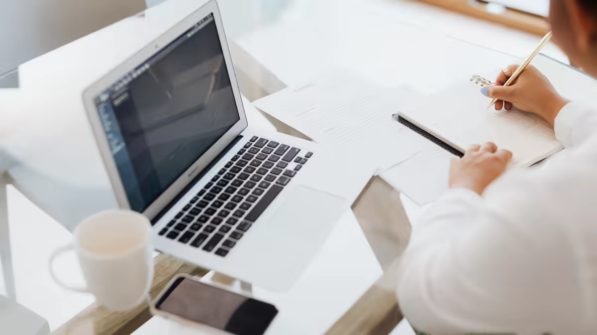 Política de uso de IA en la empresa: lo mínimo que hay que escribir